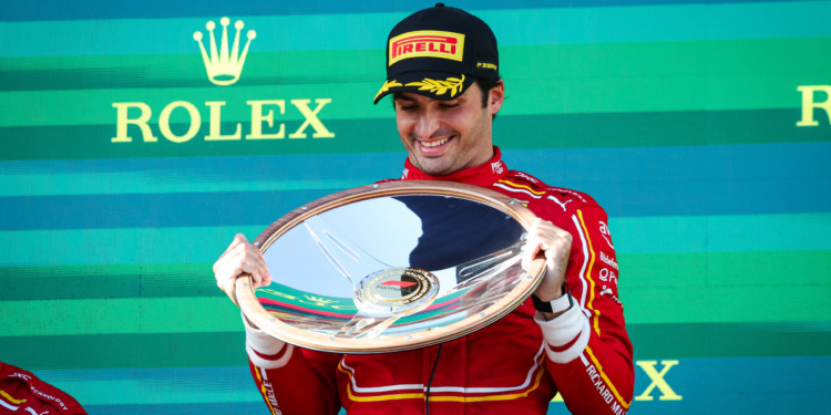 Horner não descarta a possibilidade de contratar Sainz para 2025