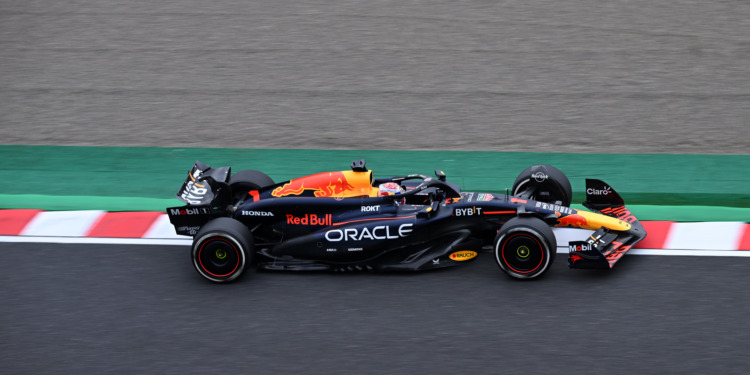 Verstappen estabelece o melhor tempo na sessão de abertura em Suzuka