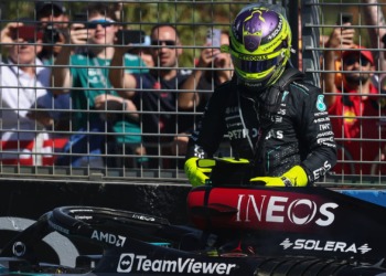 Mercedes confirma que motor de Hamilton não é recuperável após falha na Austrália