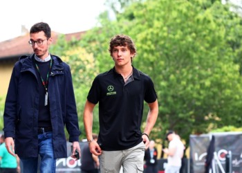 Hamilton e o lugar vago na Mercedes: “Se fosse o meu trabalho, provavelmente escolheria o Kimi”