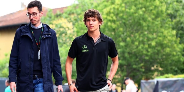 Hamilton e o lugar vago na Mercedes: “Se fosse o meu trabalho, provavelmente escolheria o Kimi”