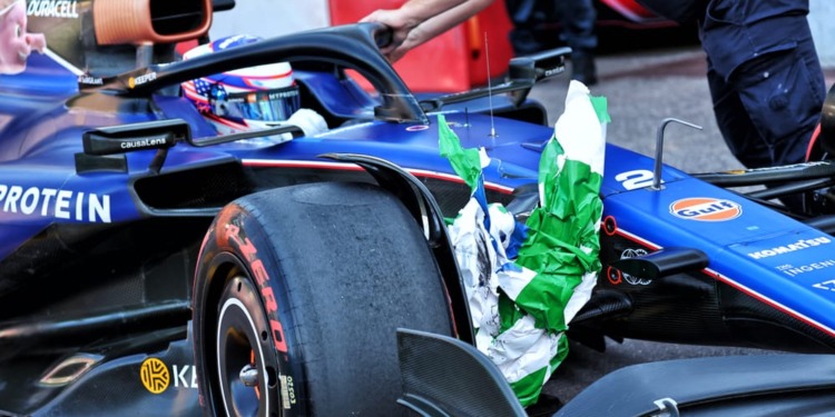 Banners publicitários ficaram presos em três carros: “Não deveria acontecer na Fórmula 1”