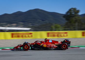 Sainz lidera terceira sessão apertada em Barcelona