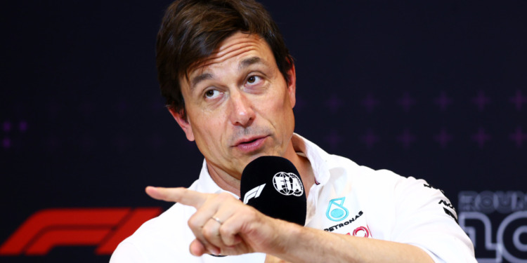 Wolff responde às “lunáticas” teorias de sabotagem ao carro de Hamilton: “Procurem um psiquiatra”