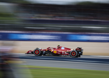 Sainz diz que a McLaren está “num patamar diferente” em Silverstone 