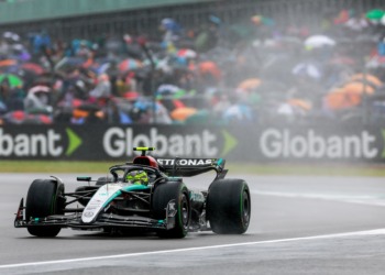 Hamilton regressa ao topo com histórica nona vitória em Silverstone