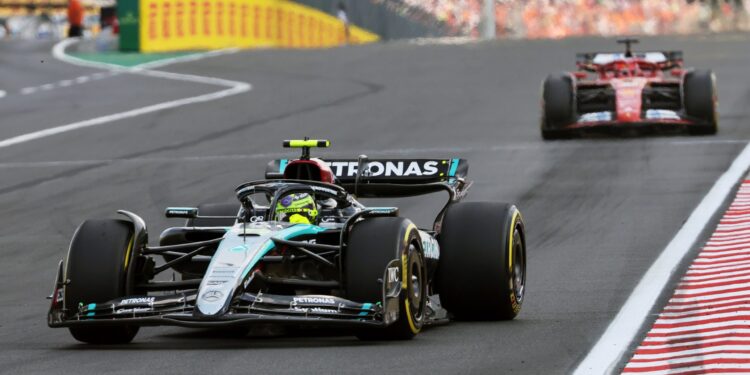 Russell considera que Hamilton não tomaria a decisão de abandonar a Mercedes neste momento