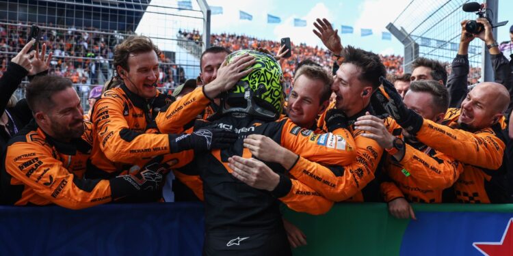 Norris diz que a McLaren tem o carro mais rápido, mas recusa pensar no título