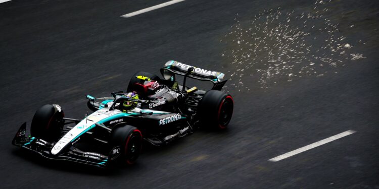 Hamilton arranca da via das boxes em Baku