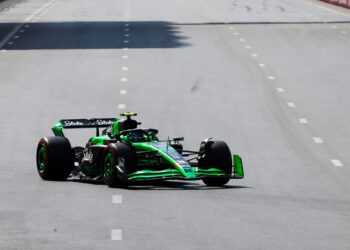 Zhou arranca da última linha em Baku