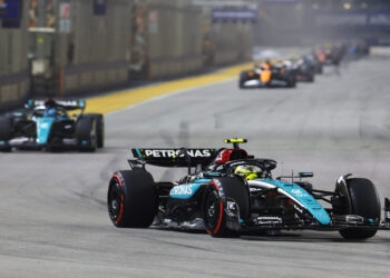 Hamilton “perplexo” e “zangado” com a estratégia da Mercedes em Singapura