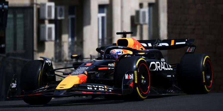 Verstappen lidera primeiro treino livre acidentado em Baku