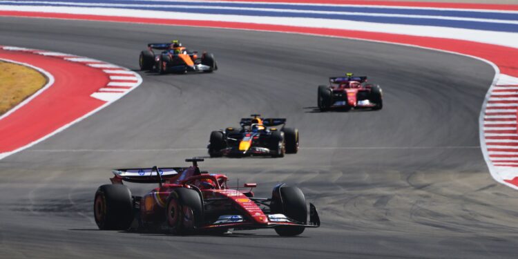 Leclerc vence na dobradinha da Ferrari, Norris é penalizado e perde o pódio em Austin