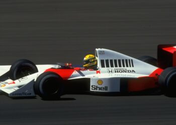 Hamilton homenageia Senna com demonstração diante do público brasileiro 