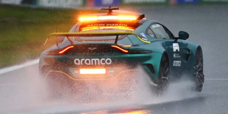 Fórmula 1 adia a qualificação para domingo em Interlagos