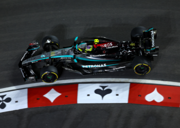 Hamilton na frente de Russell no primeiro treino em Las Vegas