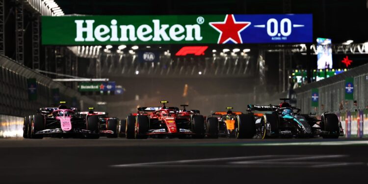 Russell vence e Verstappen é coroado tetracampeão em Las Vegas