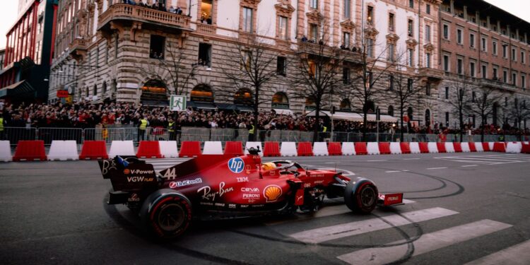 [FOTOS] Hamilton e Leclerc recebidos por multidão em Milão