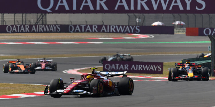 Hamilton vence a primeira corrida sprint do ano em Xangai