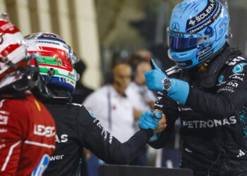 Russell e Kimi Antonelli penalizados, Leclerc promovido à primeira linha no Bahrain