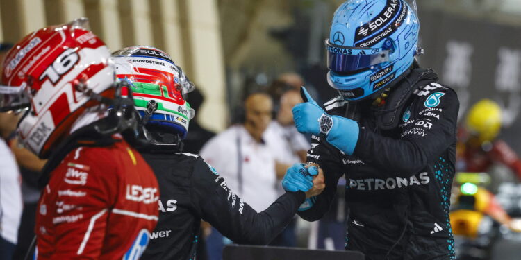 Russell e Kimi Antonelli penalizados, Leclerc promovido à primeira linha no Bahrain