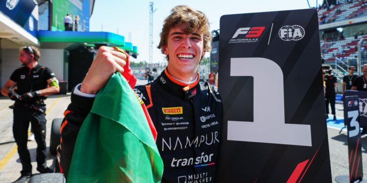 Ivan Domingues brilha e vence a corrida sprint da Fórmula 3 em Barcelona