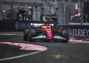 Hamilton penalizado por bloquear Verstappen na qualificação