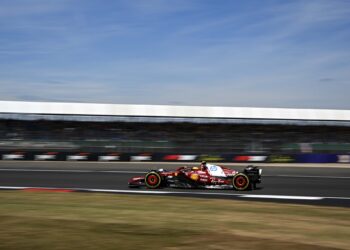Hamilton lidera a primeira sessão de treinos livres em Silverstone