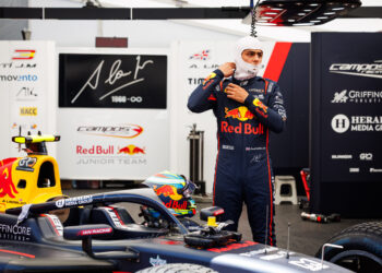 Lindblad substitui Tsunoda na primeira sessão em Silverstone