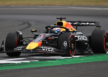Verstappen bate Piastri e Norris para garantir a pole em Silverstone