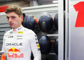 Verstappen fica na Red Bull em 2026: “É altura de acabar com todos os rumores”