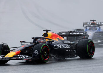 Verstappen critica atraso no início da corrida: “Não faz sentido”