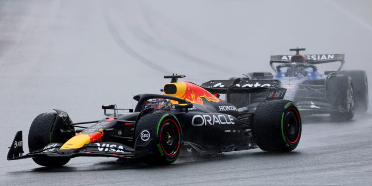 Verstappen critica atraso no início da corrida: “Não faz sentido”