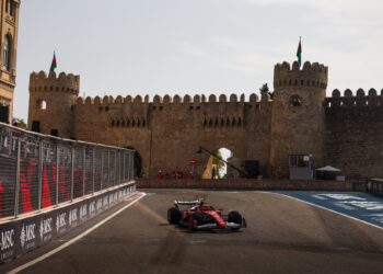 Hamilton na frente no segundo treino livre em Baku