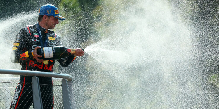 Verstappen domina e regressa às vitórias em Monza