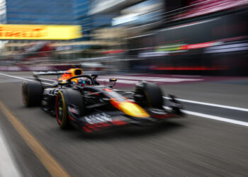 Verstappen conquista a pole na frente de Sainz e Lawson, pilotos da McLaren erram em Baku