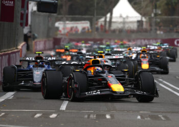 Verstappen vence, Sainz coloca a Williams no pódio e Piastri abandona em Baku