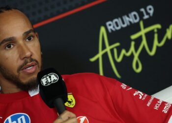 Hamilton diz que os rumores sobre Horner são “uma distração” para a Ferrari