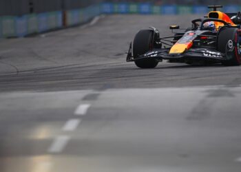 Verstappen ascende ao topo numa disputada terceira sessão em Singapura