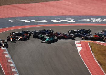 Verstappen vence a corrida sprint após duplo abandono da McLaren em Austin