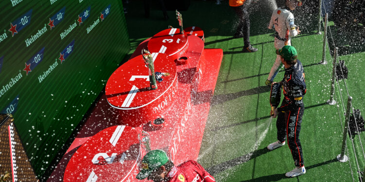 Verstappen: “O terceiro lugar foi muito bom num fim de semana difícil, mas precisamos de ser mais rápidos”