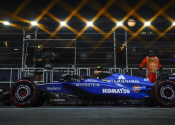 Albon e Sainz desclassificados da qualificação do Grande Prémio de Singapura