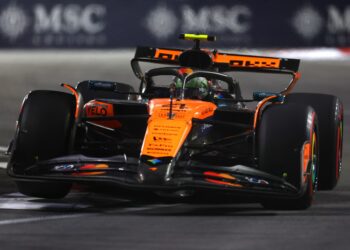 Norris lidera segunda sessão condicionada por bandeiras vermelhas