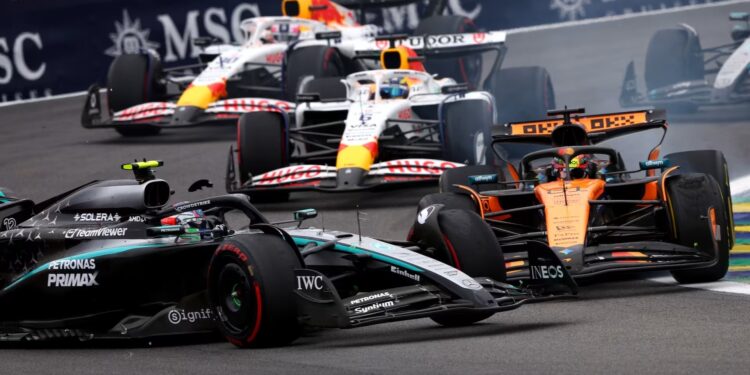 Sainz pede revisão das diretrizes após penalização “inaceitável” de Piastri