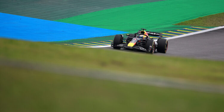Verstappen arranca da via das boxes em Interlagos