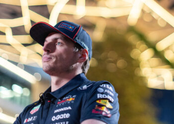 Verstappen sugere que já teria sido campeão “há muito tempo” com o carro da McLaren
