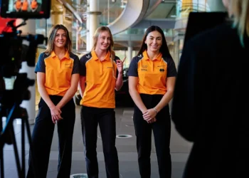 McLaren expande programa feminino e recruta Ella Häkkinen