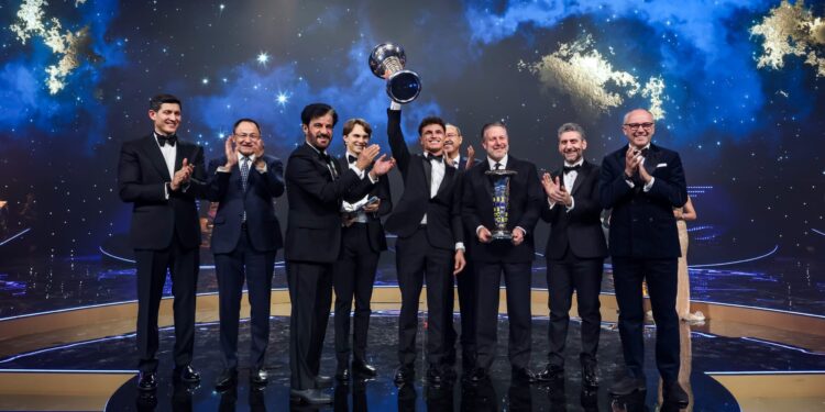 Norris recebe troféu de campeão do mundo de Fórmula 1 na gala da FIA