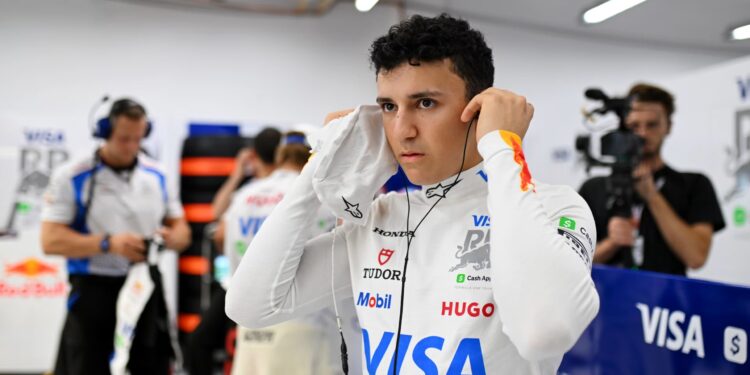 Oficial: Hadjar substitui Tsunoda na Red Bull em 2026