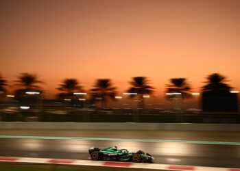 Crawford foi o mais rápido no fecho da temporada de 2025 em Abu Dhabi